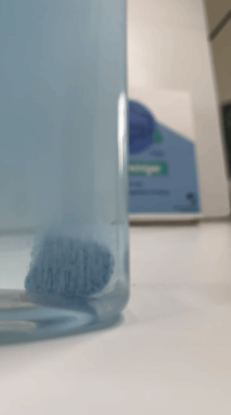 Met warm water lost het lekker op